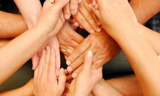 Držanie rúk navzájom | Zmysel neziskových organizácií pre spoločnosť | Anosk